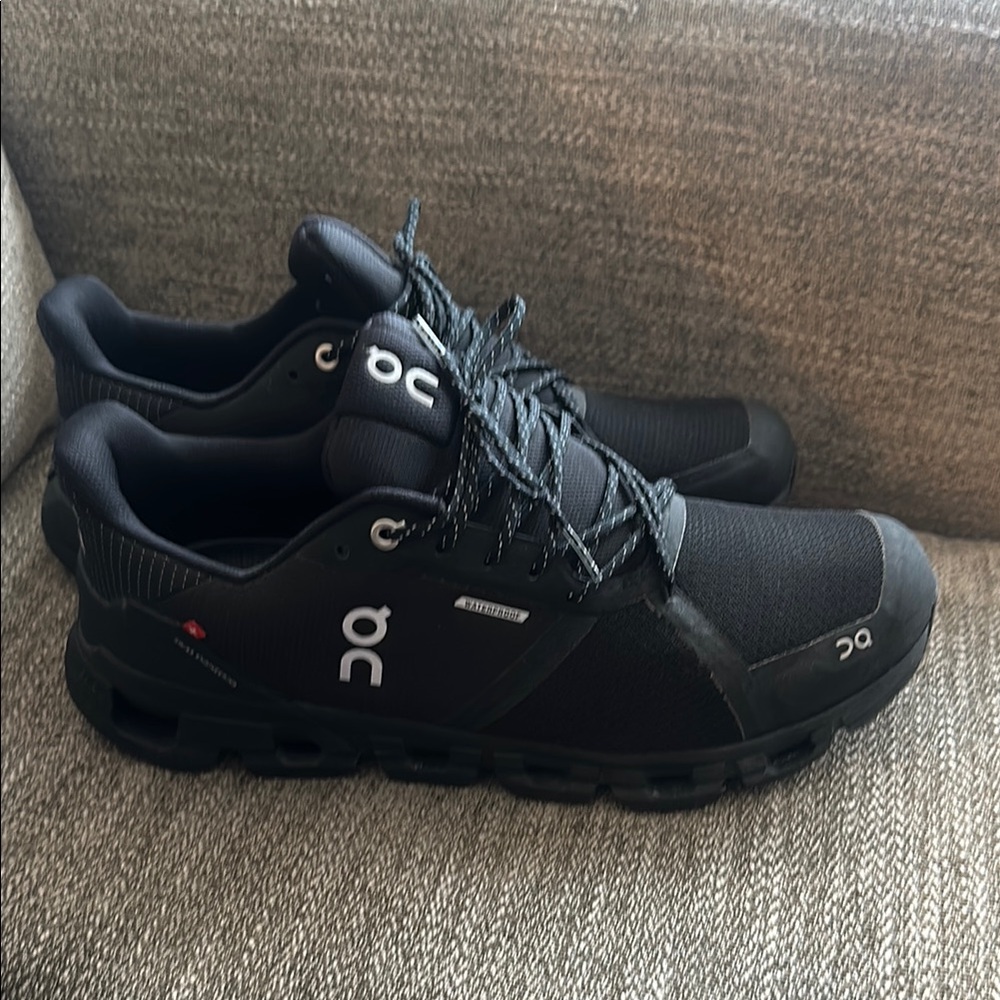 NWOT On Running Black Athletic Shoes MENS Size 11 Waterproof